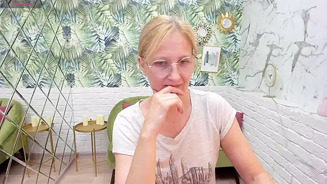 Snapshot of Paris_Cherry chatting on September 2025 08:21:02 PM Paris Cherry online show from September 2025 08:21:02 PM