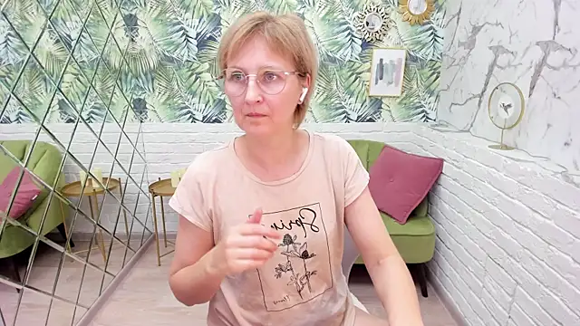 Snapshot of Paris_Cherry chatting on November 2025 08:31:01 PM Paris Cherry online show from November 2025 08:31:01 PM