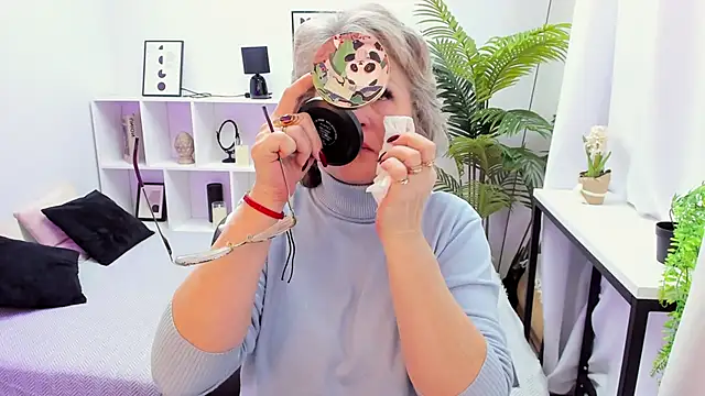 EvelynJoyful online show from December 2025 05:12:02 AM