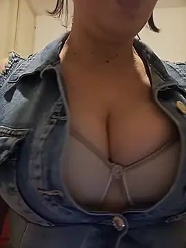 Snapshot of Dolcissima33 chatting on June 2026 06:38:01 AM Dolcissima33 online show from June 2026 06:38:01 AM