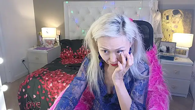 Snapshot of RoxalanaStar chatting on February 2026 11:14:01 PM RoxalanaStar online show from February 2026 11:14:01 PM