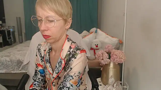 LuxuryNika online show from June 2026 06:53:02 PM