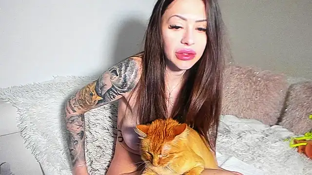 Snapshot of BrianaDiamondXXX chatting on July 2026 08:11:02 AM BrianaDiamondXXX online show from July 2026 08:11:02 AM