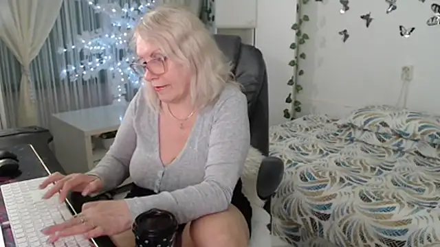 Ghertrude52 online show from April 2026 04:12:01 AM