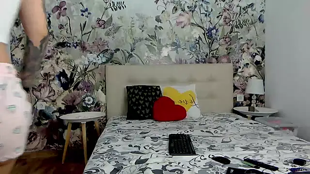 RoseDiamond06 online show from October 2025 06:46:02 PM