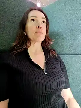 Snapshot of EvaXOAir chatting on March 2025 08:10:01 AM EvaXOAir online show from March 2025 08:10:01 AM