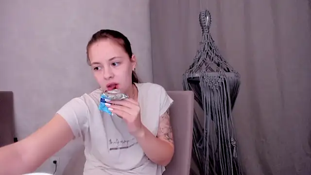 Snapshot of why_again_me chatting on February 2025 09:37:02 PM why again me online show from February 2025 09:37:02 PM