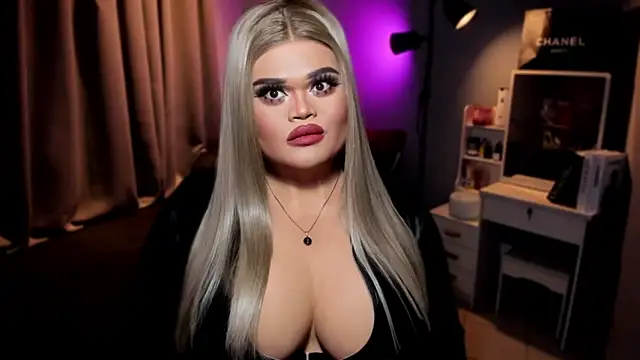 Snapshot of KarolinaThompson chatting on December 2024 10:43:01 PM KarolinaThompson online show from December 2024 10:43:01 PM