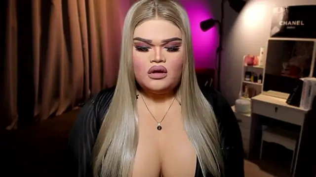 Snapshot of KarolinaThompson chatting on December 2024 06:38:02 PM KarolinaThompson online show from December 2024 06:38:02 PM