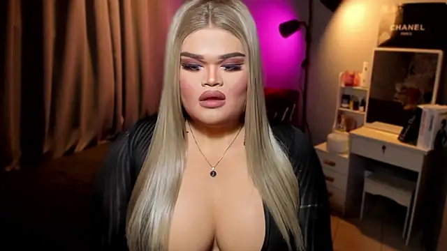 Snapshot of KarolinaThompson chatting on December 2024 12:52:01 AM KarolinaThompson online show from December 2024 12:52:01 AM