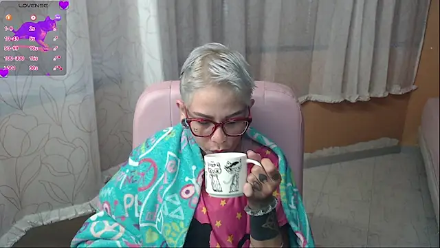 Snapshot of moon_cat85 chatting on June 2026 01:36:01 PM moon cat85 online show from June 2026 01:36:01 PM