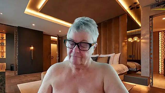 GrannyChrissy68 online show from December 2025 01:06:01 PM