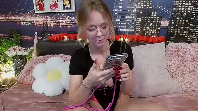 Snapshot of little-leni chatting on February 2025 02:43:02 PM little-leni online show from February 2025 02:43:02 PM