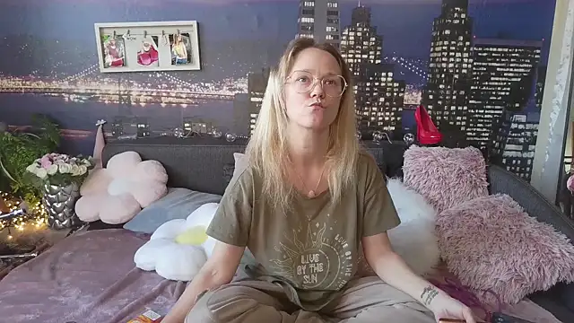 Snapshot of little-leni chatting on March 2025 03:27:02 PM little-leni online show from March 2025 03:27:02 PM