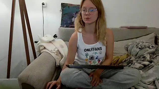 Snapshot of little-leni chatting on September 2025 08:47:02 PM little-leni online show from September 2025 08:47:02 PM