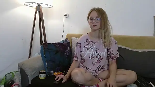 Snapshot of little-leni chatting on November 2025 07:46:02 PM little-leni online show from November 2025 07:46:02 PM