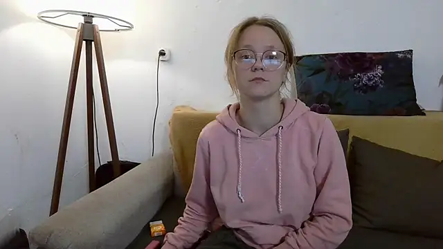 Snapshot of little-leni chatting on December 2025 07:53:01 PM little-leni online show from December 2025 07:53:01 PM