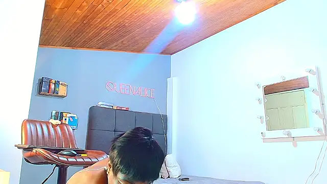 Snapshot of queenaliice chatting on February 2026 11:39:02 AM queenaliice online show from February 2026 11:39:02 AM