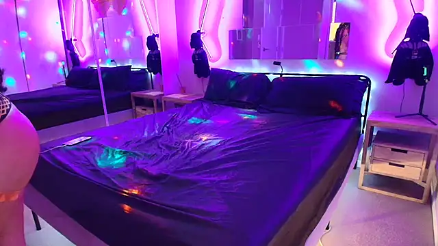 MikyFoxx online show from November 2025 04:14:01 AM