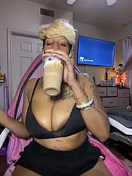 Snapshot of MzParker chatting on January 2025 02:30:02 PM MzParker online show from January 2025 02:30:02 PM