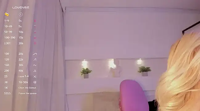 Snapshot of AshleyRoys chatting on February 2025 06:38:01 PM AshleyRoys online show from February 2025 06:38:01 PM