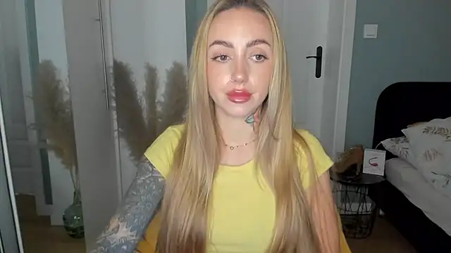 Snapshot of sexyCoralie chatting on June 2026 07:18:01 AM sexyCoralie online show from June 2026 07:18:01 AM