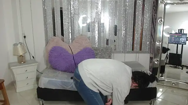 mijal queen online show from February 2025 12:01:02 PM