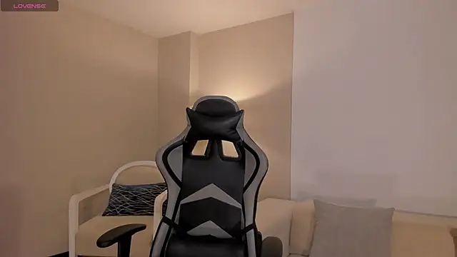 EllaClark online show from November 2025 07:18:02 PM