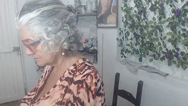 FunnyGrandma online show from November 2025 02:01:02 AM