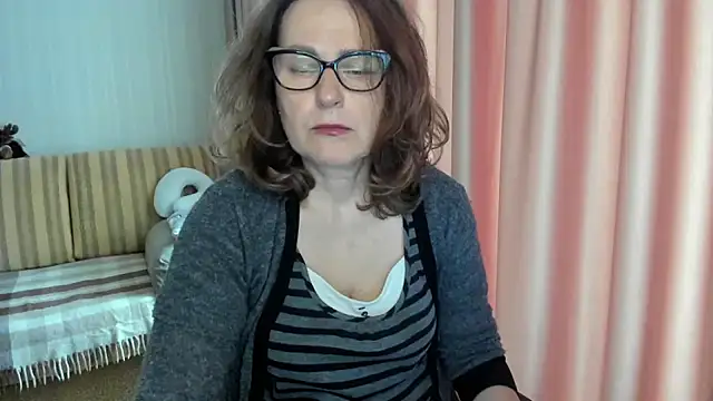 Snapshot of lauraoven chatting on May 2026 07:47:01 AM lauraoven online show from May 2026 07:47:01 AM