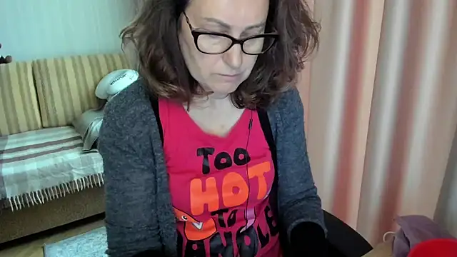 Snapshot of lauraoven chatting on May 2026 07:59:02 AM lauraoven online show from May 2026 07:59:02 AM