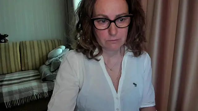 Snapshot of lauraoven chatting on May 2026 08:10:02 AM lauraoven online show from May 2026 08:10:02 AM