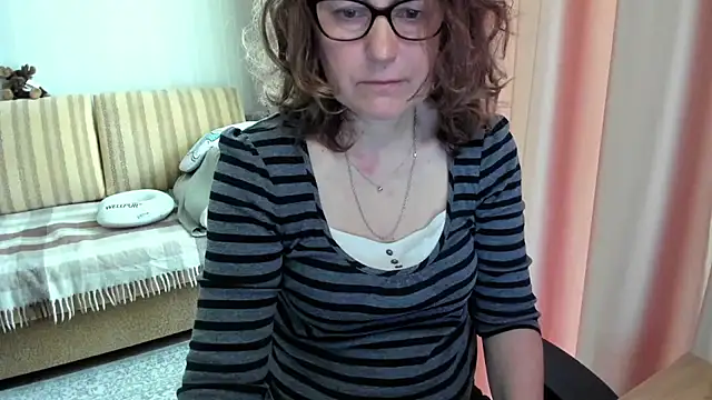 Snapshot of lauraoven chatting on May 2026 06:21:01 AM lauraoven online show from May 2026 06:21:01 AM