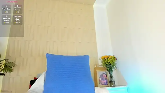mia pineda online show from May 2026 10:44:02 PM