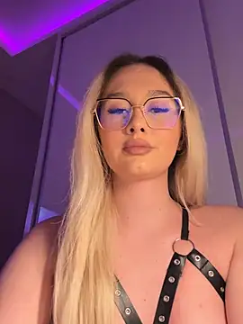 Snapshot of mollyxxx chatting on April 2026 01:23:02 AM mollyxxx online show from April 2026 01:23:02 AM