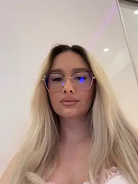 Snapshot of mollyxxx chatting on May 2026 02:39:01 AM mollyxxx online show from May 2026 02:39:01 AM