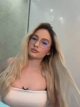 Snapshot of mollyxxx chatting on May 2026 04:06:02 AM mollyxxx online show from May 2026 04:06:02 AM