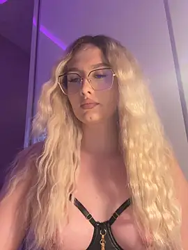 Snapshot of mollyxxx chatting on May 2026 11:43:02 PM mollyxxx online show from May 2026 11:43:02 PM
