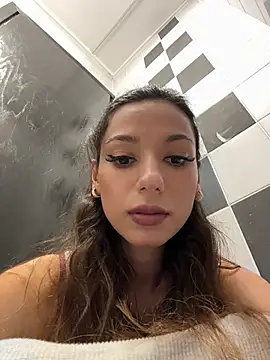 Snapshot of _MiaQueen_ chatting on June 2026 10:31:01 PM MiaQueen online show from June 2026 10:31:01 PM