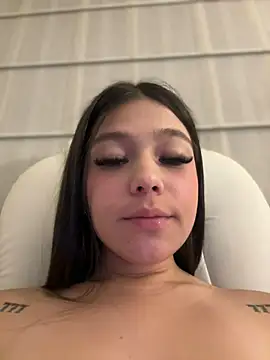 Snapshot of Alyshanon18 chatting on February 2025 02:39:02 AM Alyshanon18 online show from February 2025 02:39:02 AM