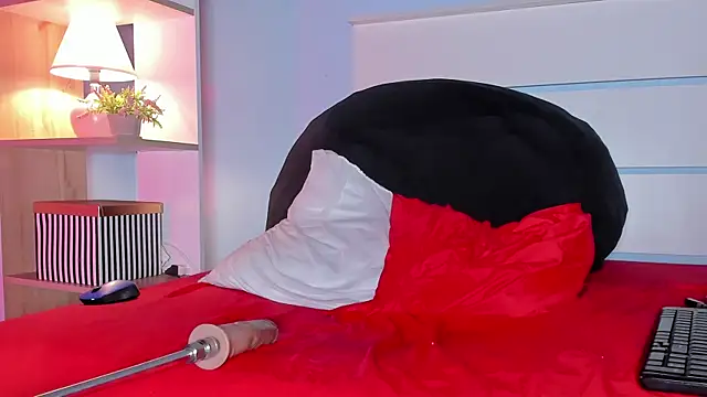 Snapshot of alicialittle chatting on December 2024 11:05:02 PM alicialittle online show from December 2024 11:05:02 PM