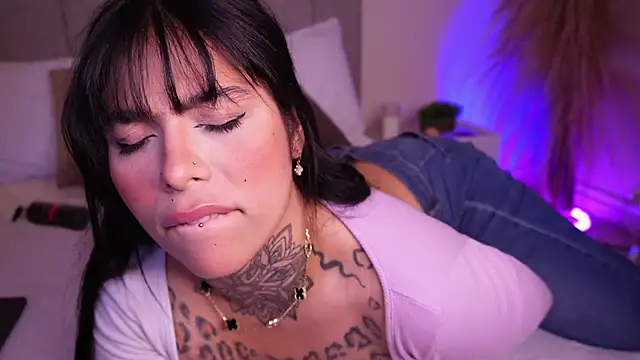 Snapshot of curvyliciousss chatting on February 2025 06:28:01 PM curvyliciousss online show from February 2025 06:28:01 PM