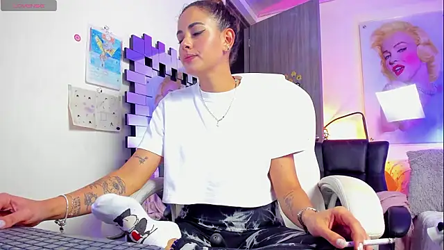 Snapshot of KimberlySaen chatting on February 2026 09:44:02 PM KimberlySaen online show from February 2026 09:44:02 PM