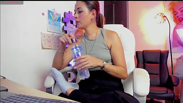 Snapshot of KimberlySaen chatting on February 2026 10:00:01 PM KimberlySaen online show from February 2026 10:00:01 PM