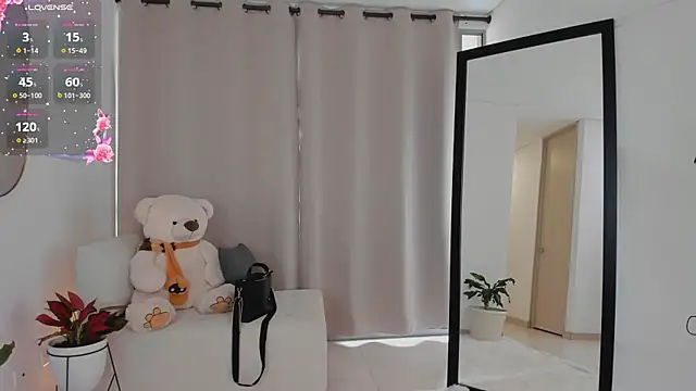 roxie gates  online show from October 2025 06:29:01 PM