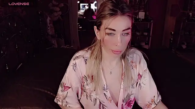 AnnieGOld  online show from April 2026 07:52:01 PM