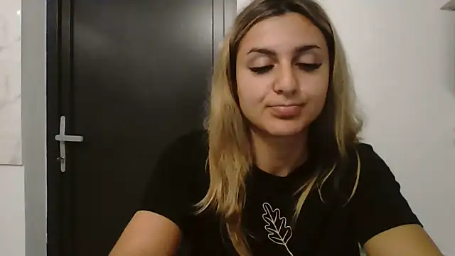 Snapshot of NicolePlay chatting on June 2026 02:39:01 AM NicolePlay online show from June 2026 02:39:01 AM