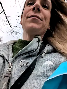 Snapshot of NaomiAndFriends chatting on December 2024 10:43:01 AM NaomiAndFriends online show from December 2024 10:43:01 AM