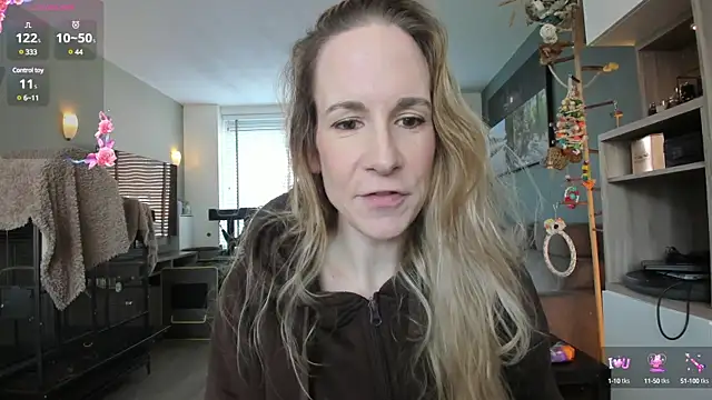 Snapshot of NaomiAndFriends chatting on February 2025 10:03:02 AM NaomiAndFriends online show from February 2025 10:03:02 AM