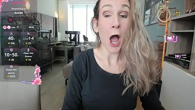 Snapshot of NaomiAndFriends chatting on February 2025 10:48:02 AM NaomiAndFriends online show from February 2025 10:48:02 AM